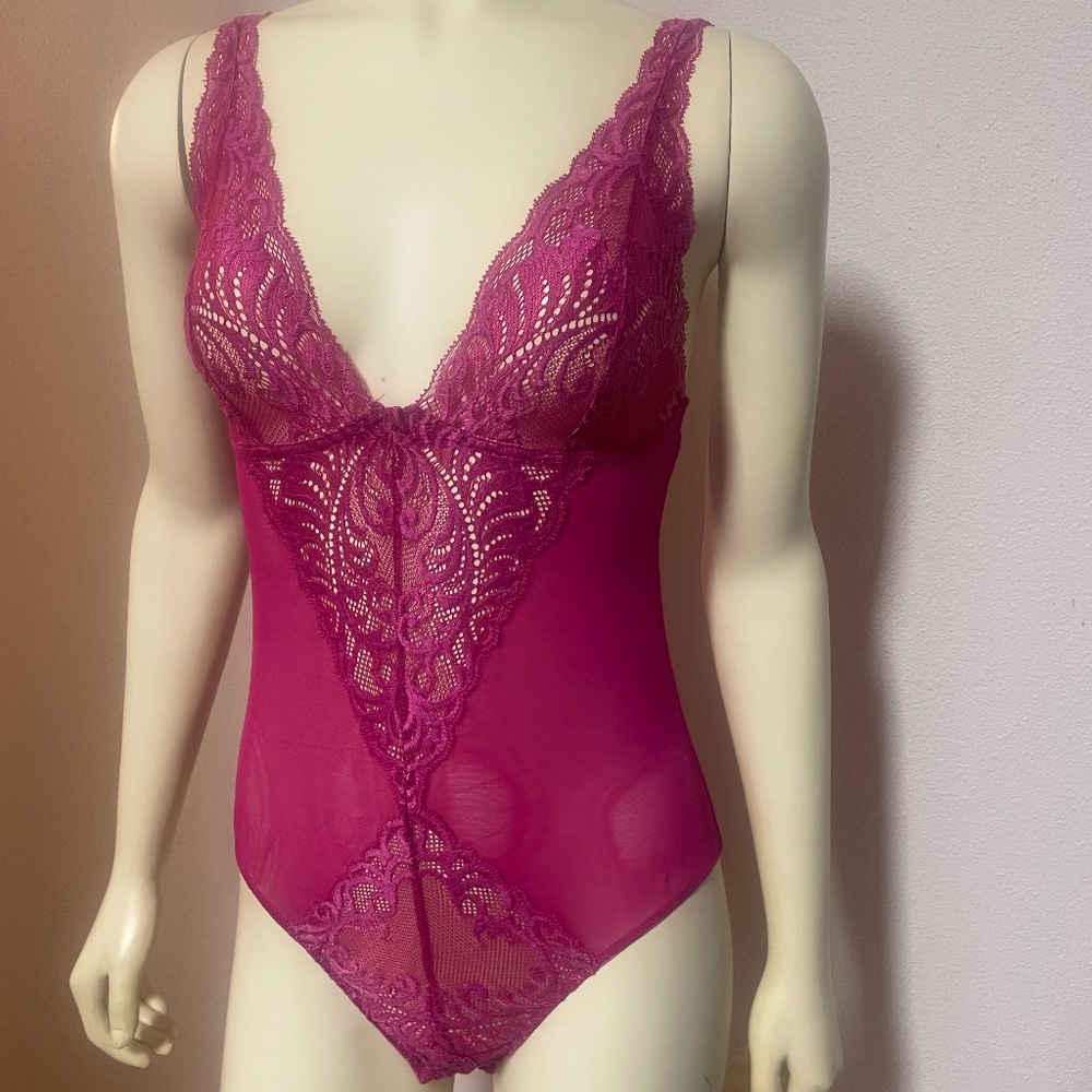 Natori Featherlace Body Suit size Medium Pink
